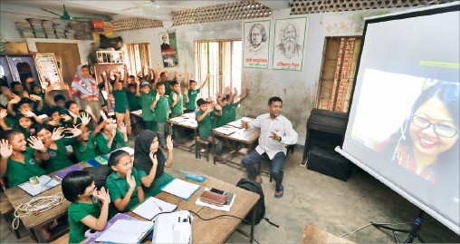 방글라데시 모헤시칼리섬 초등학생들이 KT가 구축한 기가인프라를 활용해 원격 수업을 받고 있다. KT 제공 
