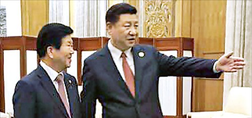 시진핑 중국 국가주석(오른쪽)이 지난 14일 ‘일대일로 국제협력 정상포럼’ 만찬 연회장에서 박병석 더불어민주당 의원을 면담 테이블로 안내하고 있다. 박병석의원실  제공 