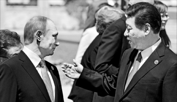 블라디미르 푸틴 러시아 대통령(왼쪽)과 시진핑 중국 국가주석이 15일 중국 베이징에서 폐막한 ‘일대일로 국제협력 정상포럼’에서 얘기하고 있다. 베이징AFP연합뉴스