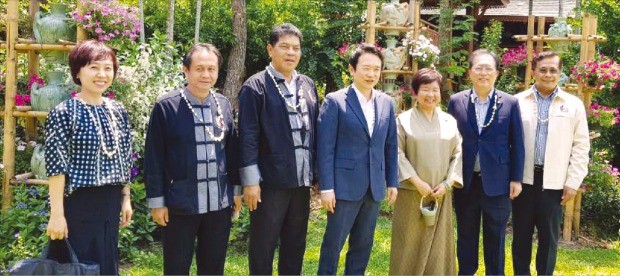 지난달 25일 남경필 경기지사(왼쪽 네 번째)가 태국을 방문해 치앙마이주 관광협회 등과 관광 교류협력 MOU를 맺었다. 경기관광공사 제공 