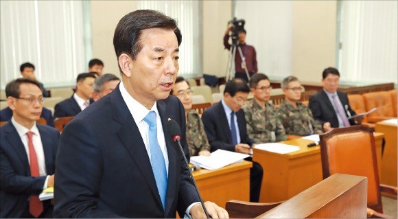 한민구 국방부 장관이 16일 국회에서 열린 국방위원회 전체회의에서 북한 미사일 관련 긴급 현안보고를 하고 있다. 연합뉴스