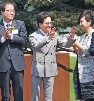 이재현 CJ그룹 회장(가운데)과 부인 김희재 여사(오른쪽)가 직원들에게 인사하고 있다. 왼쪽은 김철하 CJ제일제당 부회장. 연합뉴스 