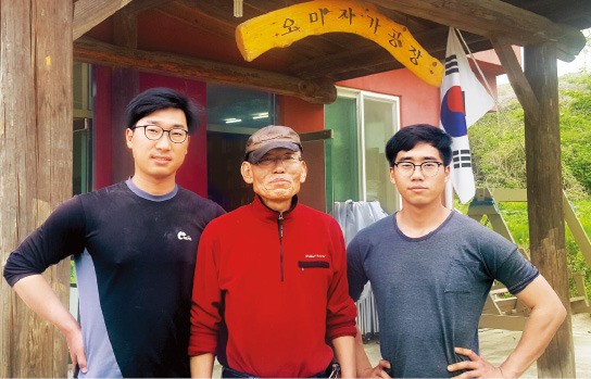 수제맥주로 억대 매출을 올리는 문경산동네영농법인 삼부자. 대표 김규천 씨(가운데)와 두 아들 억종(왼쪽)·만종씨. 