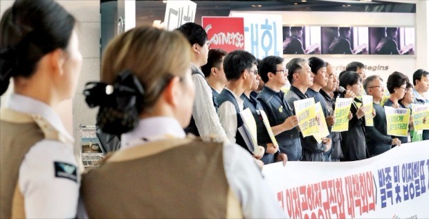 민주노총 공공운수노조가 18일 인천공항 여객터미널에서 ‘제대로 된 인천공항 정규직화 대책회의’ 발족 기자회견을 열었다. 노조는 ‘노동조건 후퇴 없는 정규직화’ 등을 주장했다. 공항 협력업체 직원들이 기자회견을 지켜보고 있다. 연합뉴스