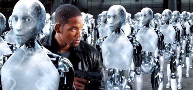 AI로봇과 인간의 대결을 그린 영화 ‘아이로봇’의 한 장면.