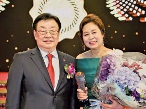 김정남 동부화재 사장(왼쪽)이 지난 4월 열린 ‘2016 동부화재 연도상’ 시상식에서 판매왕을 차지한 장순기 천안사업단 설계사(PA)와 기념촬영하고 있다. 동부화재 제공