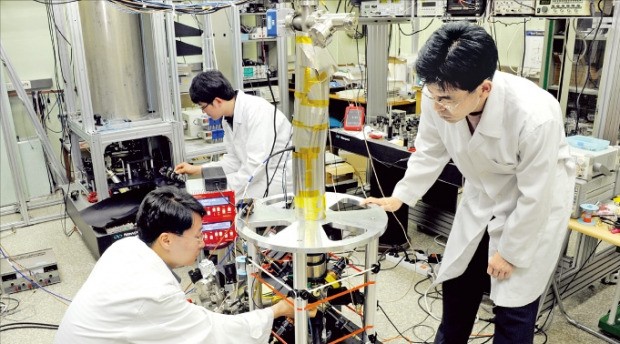 한국표준과학연구원 연구진이 표준시를 결정하는 세슘 원자시계를 살펴보고 있다. 표준연 제공 