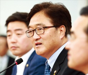 우원식 더불어민주당 원내대표가 21일 서울 여의도 국회 원내대표실에서 열린 기자간담회에서 발언하고 있다. 연합뉴스 