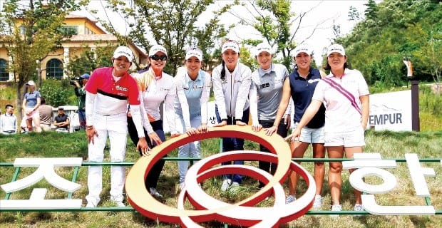 미국여자프로골프(LPGA)투어와 일본여자프로골프(JLPGA)투어, 한국여자프로골프(KLPGA)투어에서 뛰고 있는 한화골프단 프로들. 왼쪽부터 노무라 하루, 김지현, 제니신, 윤채영, 지은희, 김인경, 이민영 프로. 한화 제공