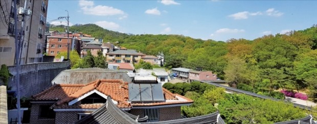 서울 종로구 원서동 언덕에 자리잡은 다세대주택에서는 동쪽으로 창덕궁이 한눈에 내려다보인다.   김형규  기자 