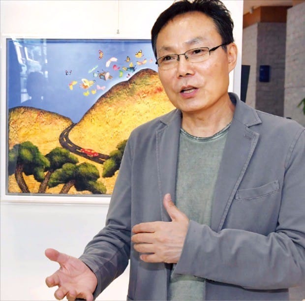 전준엽 씨가 한경갤러리에 전시된 자신의 작품 ‘빛의 정원에서’를 설명하고 있다. 김영우 기자 youngwoo@hankyung.com