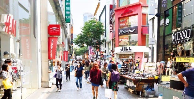 서울 주요 광역상권에서 전체를 통으로 특정 업체에 빌려준 건물의 공실률이 올라가고 있다. 사진은 플래그십 매장이 많은 명동 거리. 한경DB 