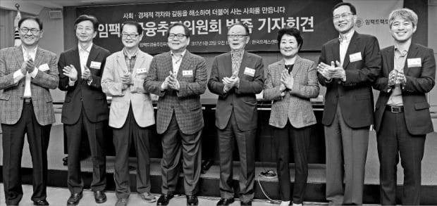 < 이헌재 前 경제부총리가 이끄는 ‘임팩트금융추진委’ 발족 > 사회 경제적 격차와 갈등을 해소하기 위한 임팩트금융추진위원회가 발족했다. 왼쪽부터 이종재 코스리 대표, 이승흠 한양대 교수, 이종수 임팩트금융추진위원회 단장, 윤만호 전 산은금융지주 사장, 이헌재 전 경제부총리(임팩트금융추진위원회 위원장), 이혜경 한국여성재단 이사장, 최도성 가천대 부총장, 임성택 법무법인 지평 변호사.   신경훈 기자 khshin@hankyung.com 