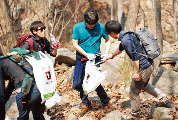 블랙야크 ‘클린 산행’에 나선 참가자들이 산속 쓰레기를 수거하고 있다.