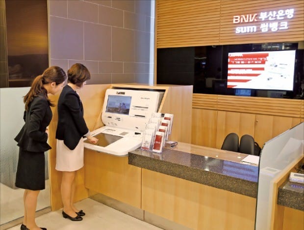 부산은행은 지난 4월30일 부산롯데백화점 광복점 롯데금융센터에 ‘디지털 셀프뱅크’ 문을 열고 운영에 들어갔다. 부산은행 제공