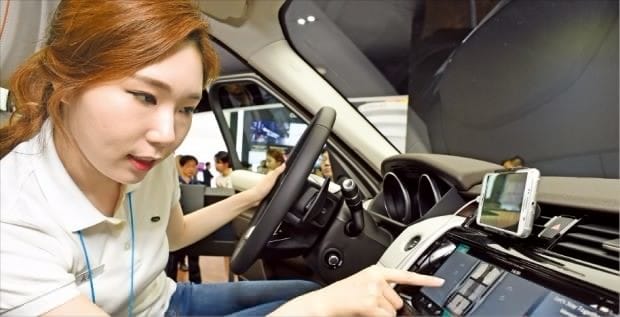 KT 직원이 24일 개막한 ‘월드IT쇼 2017’에서 차량 안전 및 인포테인먼트 플랫폼인 ‘기가 드라이브’를 시연하고 있다. 강은구 기자 eakang@hankyung.com