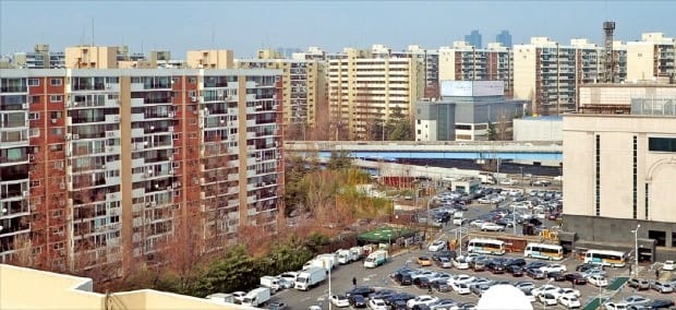 재건축 밑그림에 대한 서울시 심의가 본격화된 강남구 압구정동 현대아파트 모습. 주민들이 서울시가 마련한 아파트 층수(최고 35층), 역사문화공원 조성 계획에 반발하고 있어 재건축이 장기화될 전망이다. 한경DB