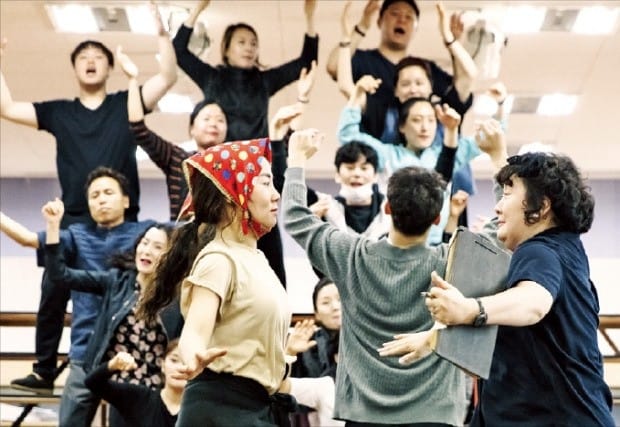 다음달 3~10일 서울 국립극장에서 공연하는 창극 ‘코카서스의 백묵원’ 연습 장면. 국립극장 제공 