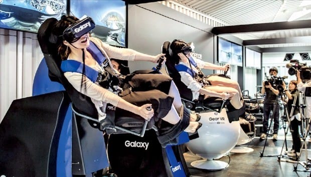 지난 25일 일본 도쿄 오모테산도에 문을 연 갤럭시 스튜디오에서 관람객들이 가상현실 기기 ‘기어VR’을 체험하고 있다. 삼성전자 제공