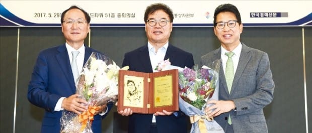 기중현 연우 대표가 29일 한국무역협회와 산업통상자원부, 한국경제신문사가 선정한 ‘제99회 한국을 빛낸 이달의 무역인상’을 받았다. 왼쪽부터 최명배 한빛회 회장, 기 대표, 김정관 한국무역협회 부회장. 한국무역협회 제공 