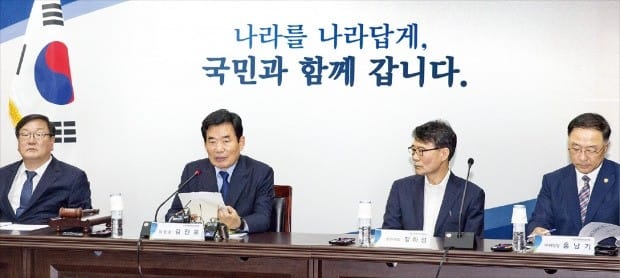 김진표 국정기획자문위원회 위원장(왼쪽 두 번째)이 29일 서울 종로구 통의동 국정기획자문위 사무실에서 열린 2차 전체회의에서 국정기획위 활동 방향을 설명하고 있다. 왼쪽부터 김태년 국정기획자문위 부위원장, 김 위원장, 장하성 청와대 정책실장, 홍남기 국무조정실장. 허문찬 기자  sweat@hankyung.com