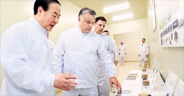 전영현 삼성SDI 사장(왼쪽)과 오르반 빅토르 헝가리 총리가 헝가리 공장에서 생산될 제품을 둘러보고 있다. 삼성SDI 제공