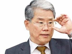 김동철 국민의당 원내대표 "내각 출범 늦어져 이낙연 인준 협조 … 호남표 의식했다는 건 모욕"