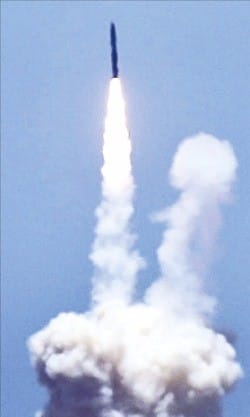 미국 국방부는 30일(현지시간) ICBM  요격 시험에 성공했다고 발표했다. 캘리포니아주 반덴버그 공군기지에서 요격 미사일이 발사되는 모습. 연합뉴스 