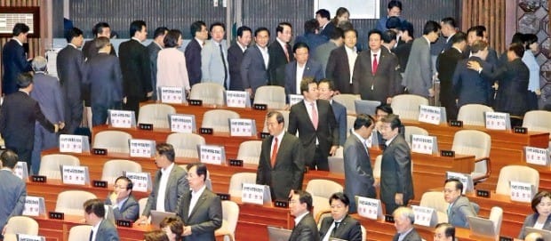 < 퇴장하는 한국당 의원들 > 정세균 국회의장이 31일 국회 본회의에서 이낙연 국무총리 후보자 임명동의안을 상정하자 자유한국당 의원들이 퇴장하고 있다. 강은구 기자 egkang@hankyung.com 