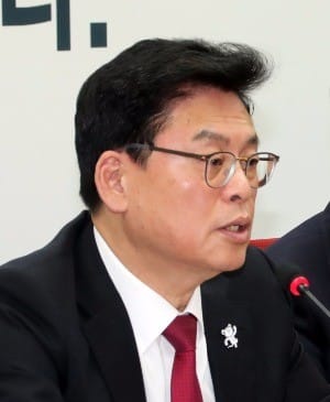 정우택 자유한국당 원내대표 "5대 비리 해당자 지명 철회하라"