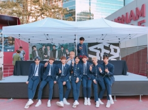 SF9, 연휴에도 팬 사랑… 팬사인회 성료