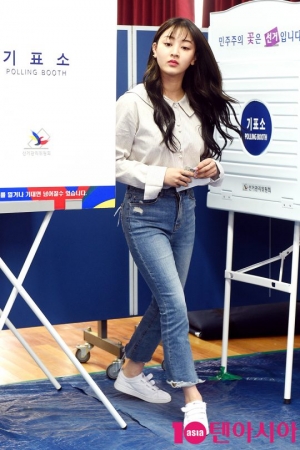 [TEN PHOTO] 트와이스 지효 &#39;떨리는 대통령선거 투표&#39;