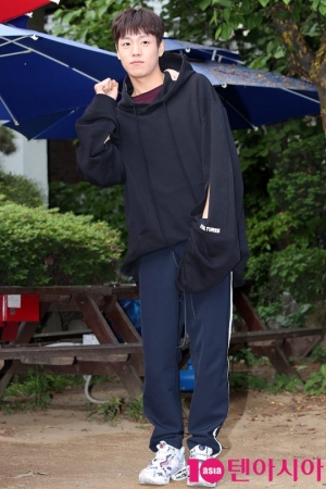 [TEN PHOTO] 이현우 &#39;편안한 종방연 패션&#39;