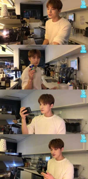 &#39;V앱&#39; 김재중, CF 방불케 하는 쿡방 비주얼