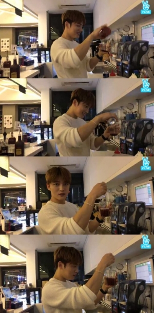 &#39;V앱&#39; 김재중, 배운 적 없는 쿡방 &#34;이렇게 잘하다니!&#34;