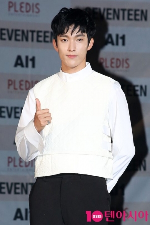 [TEN PHOTO] 세븐틴 도겸 &#39;자신감 넘치는 따봉&#39;