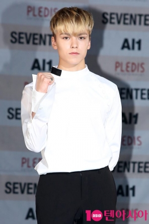 [TEN PHOTO] 세븐틴 버논 &#39;훈훈한 눈빛&#39;