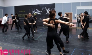 [TEN PHOTO] 댄스시어터 컨택트 &#39;시선을 압도하는 댄스&#39;