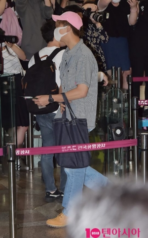 [TEN PHOTO]방탄소년단 랩몬스터 &#39;남자는 핑크죠~&#39;(공항패션)
