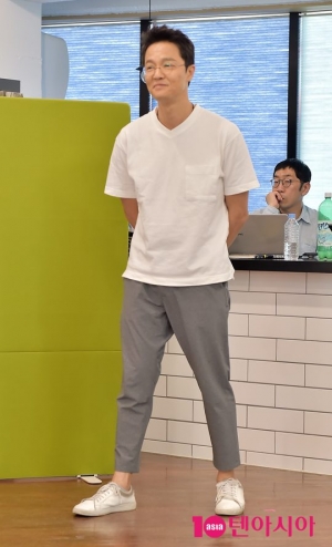 [TEN PHOTO]조한철 &#39;매주 목요일에 토론하자&#39;