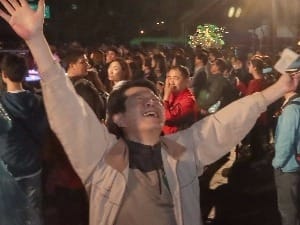 출구조사 결과에 광화문 '환호'…서울광장은 '적막'