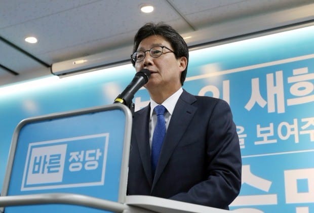 제19대 대선에 출마했던 바른정당 유승민 의원이 10일 오후 서울 여의도 당사에서 열린 해단식에서 감사 인사를 하고 있다. 연합뉴스