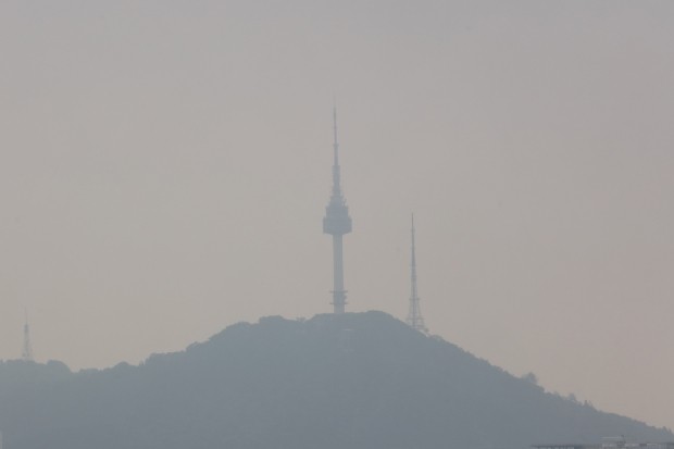 문재인 대통령, 노후 화력발전소 6월 한달간 가동중지 지시