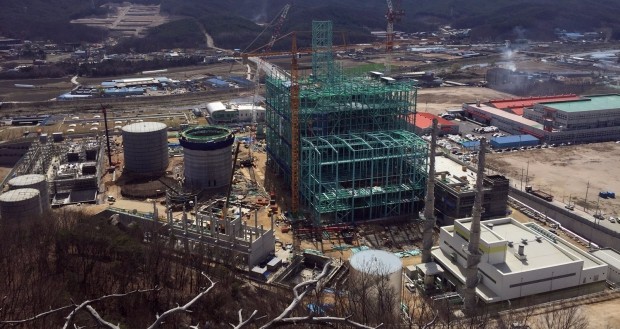 경기도 포천시 신북면 신평리 장자산업단지에 유연탄을 연료로 시간당 550t 용량의 열원과 169.9㎽ 용량의 전기를 생산하는 석탄화력발전소(집단에너지시설)가 건설 중에 있다. 시민의 반발을 사고 있는 이 시설의 공정률은 70%가량으로 내년 12월 가동을 목표로 하고 있다. 연합뉴스