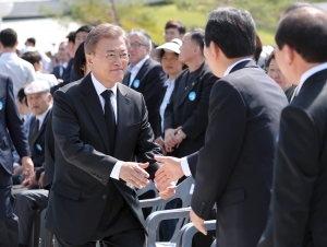 5·18 기념식 역대 최대로 치러져…文대통령 '님' 행진곡 제창