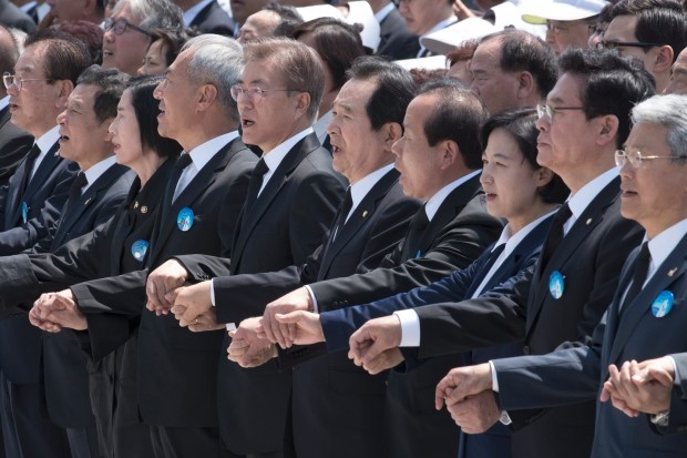 정우택 자유한국당 대표권한대행(오른쪽 둘째)은 입을 다물고 있다. 연합뉴스