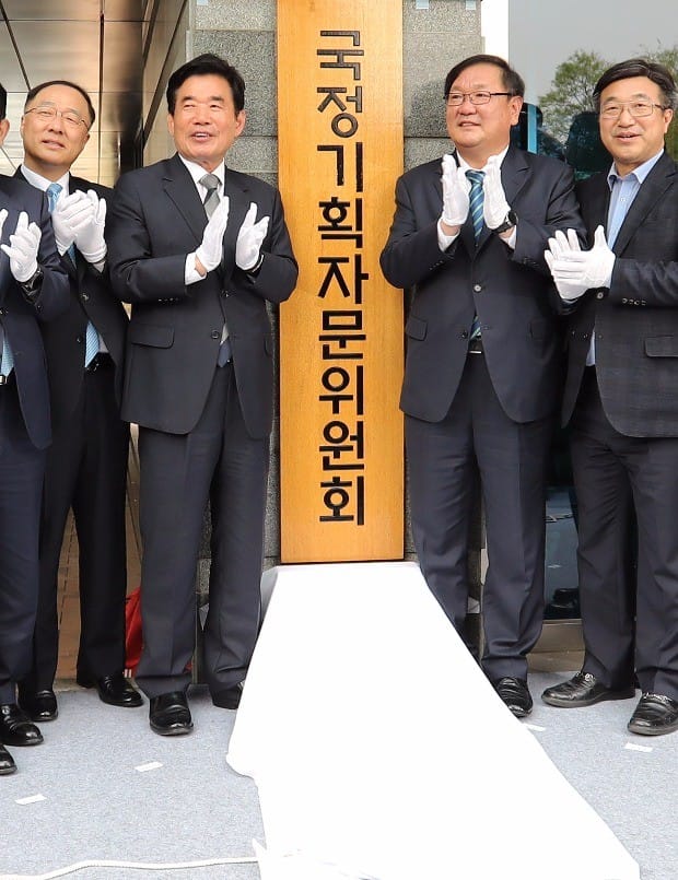 김진표 "6월말까지 국정5개년 계획 마련…7월초 청와대 보고"