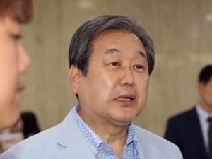 김무성 "朴전대통령 재판, 불행한 일…제왕적 권력 분산해야"