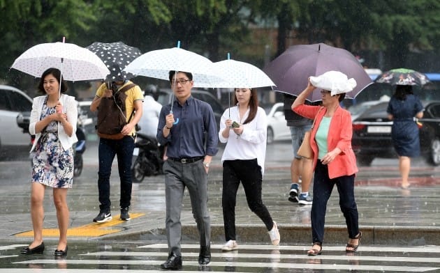 6·10 민주항쟁기념일이자 토요일인 10일 전국 대부분 지역에 구름이 많이 낀 가운데 서울·경기남부, 충북북부에는 오전 한때 소나기가 올 것으로 기상청은 전망했다. 한경DB.