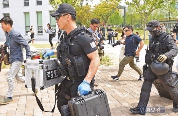 13일 오전 ‘사제 폭발물’ 사고가 터진 서울 신촌 연세대 1공학관 건축학과 김모 교수 연구실로 현장 분석을 위해 출동한 경찰특공대가 들어가고 있는 모습. / 사진=한경 DB